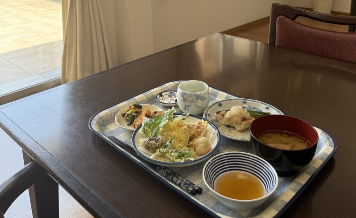窓辺のお食事（お膳の一例）