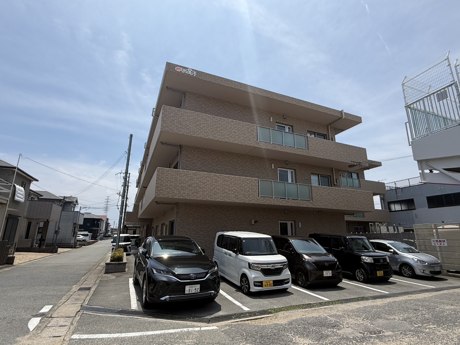 白浜の宮の街なかに立つひだまりの外観と周辺環境