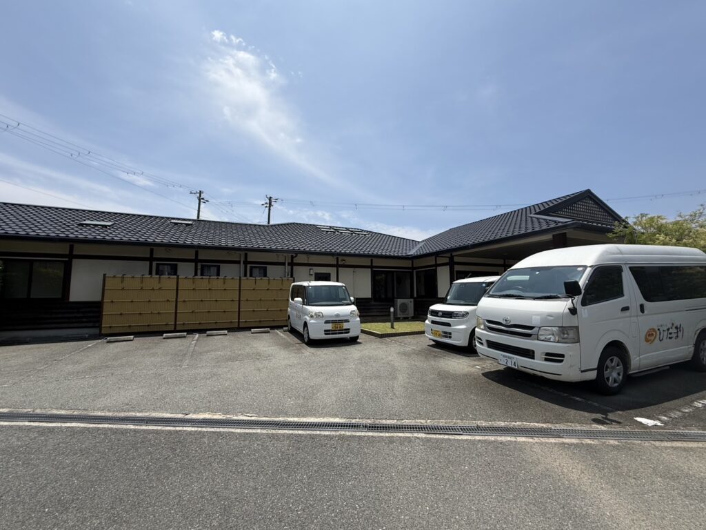 ひだまりに隣接する小規模多機能ホームふれ愛ホームひだまりと送迎車