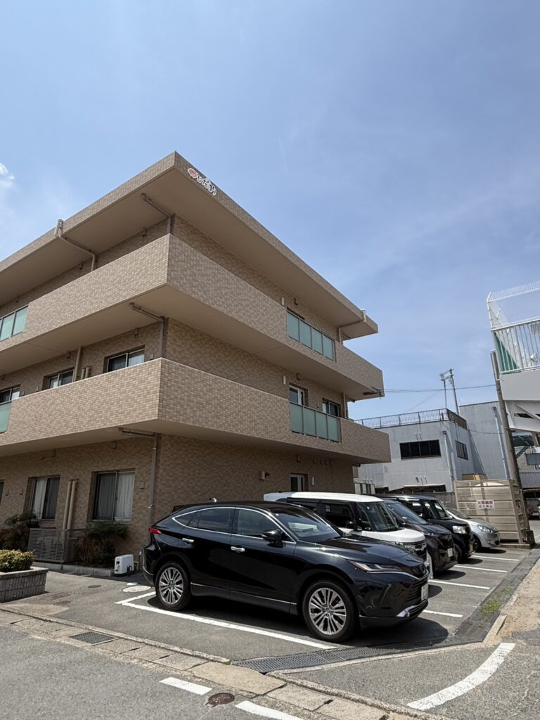 ひだまりの外観。バリアフリーの完全個室を備えたサービス付き高齢者向け住宅