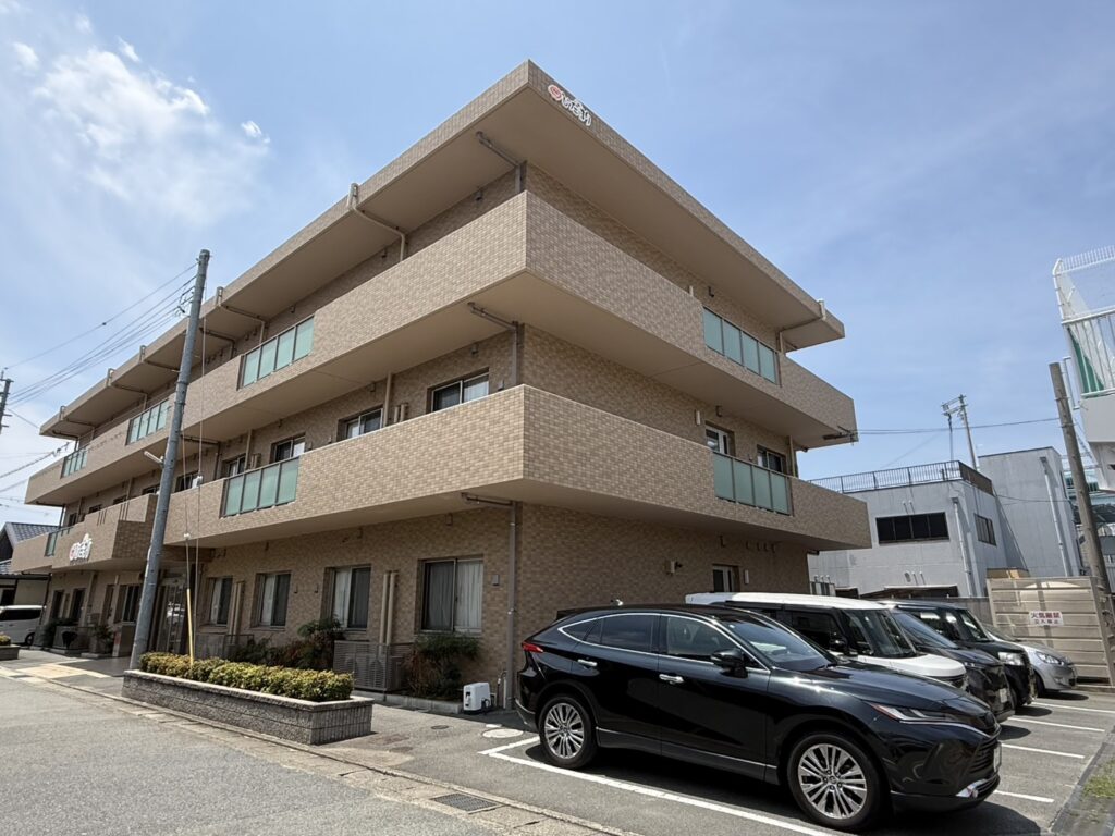 妻鹿・白浜エリアに立つサービス付き高齢者向け住宅ひだまりの外観