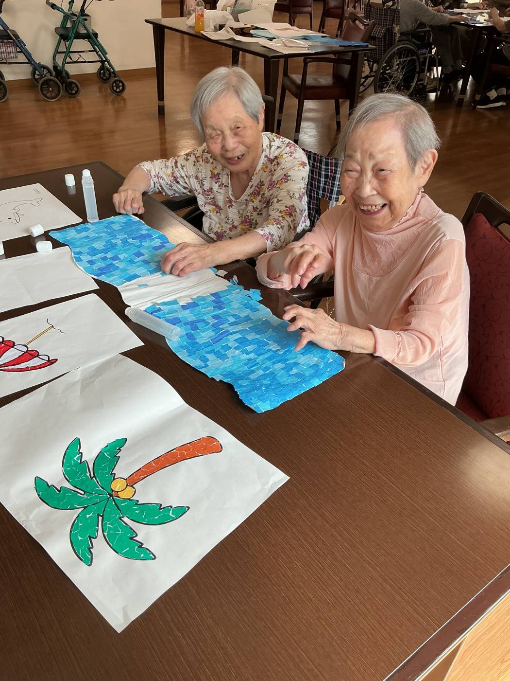 夏の海をテーマにした貼り絵レクリエーションの作品