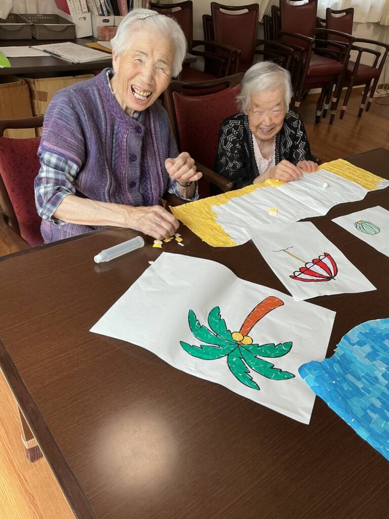 ヤシの木の貼り絵を楽しむ入居者様